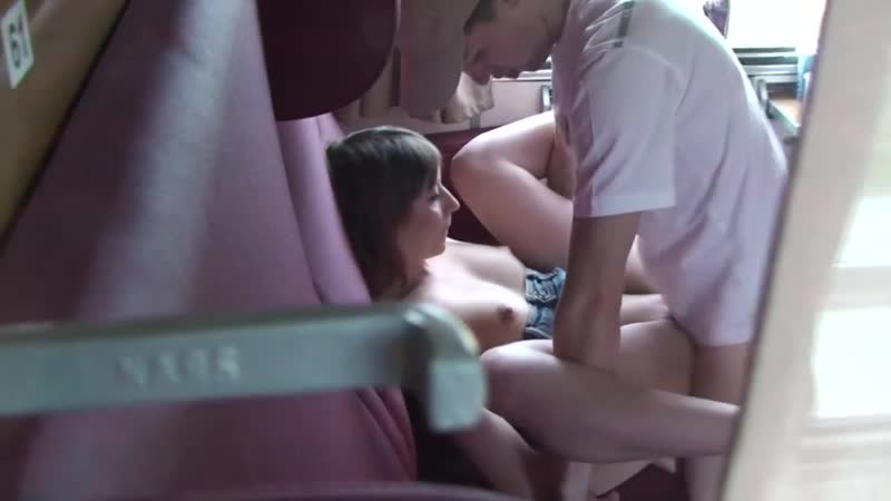 Un jeune compagnon de voyage baise ma femme dans le train