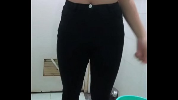 Cô gái xuất hiện trong phòng