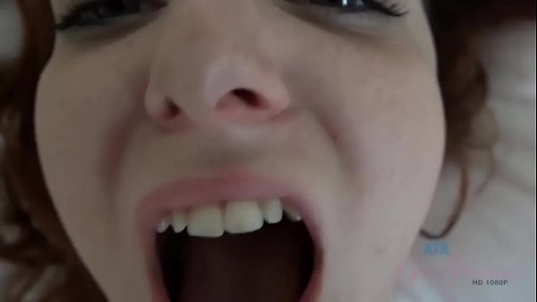 Due adolescenti amatoriali condividono un cazzo e un creampie (Halle Von ed Emma Evins) in POV