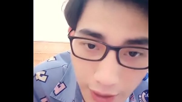 anh chàng đẹp trai với vòi nước lớn thủ dâm d&acirc_m 0903