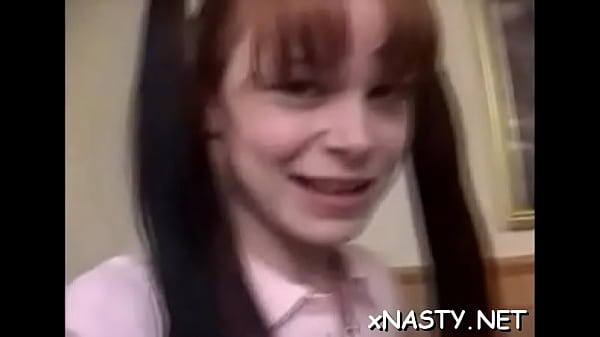 Bellissima teenager si spoglia