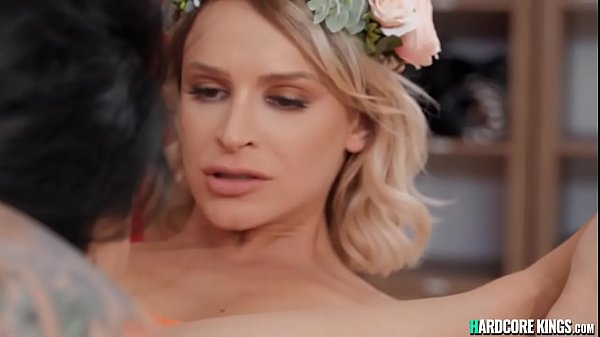 Prima di una gara di canto, le lesbiche scopano