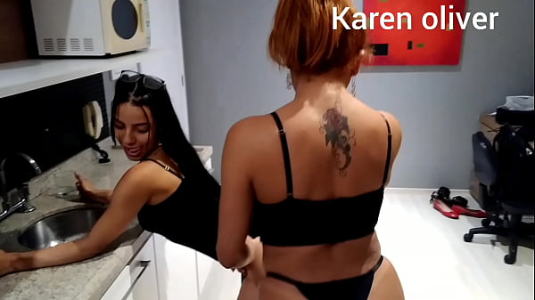 Mientras el se corre en mi coño ella se corre en mi boca