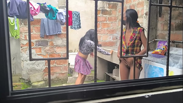 Le casalinghe fanno un porno fatto in casa dopo aver fatto il bucato a casa. Sono delle troie sexy.