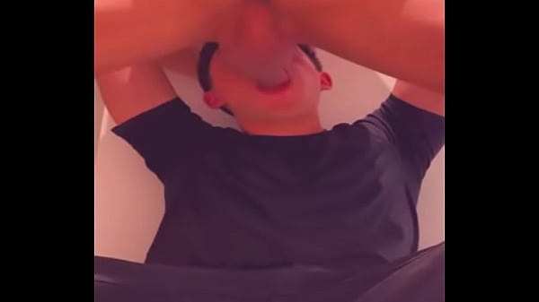 Un giovane atletico mi soffoca nei bagni del ricco centro commerciale cruising