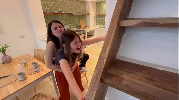 Cámara graba a mi esposa siéndole infiel con el perro de su mejor amiga!!