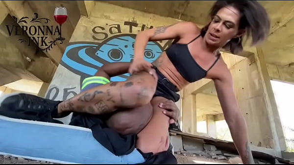 Seguridad uniformada girando mi banco de coño (1)