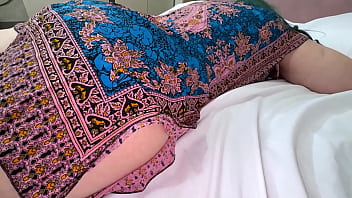 Spät in der Nacht lag die vollbusige Stiefmutter auf dem Bett und wartete auf eine Nachricht von ihrem Liebhaber, doch der Stiefsohn ergriff die Initiative und bescherte ihr genau hier und jetzt ein Live-Dreierdate