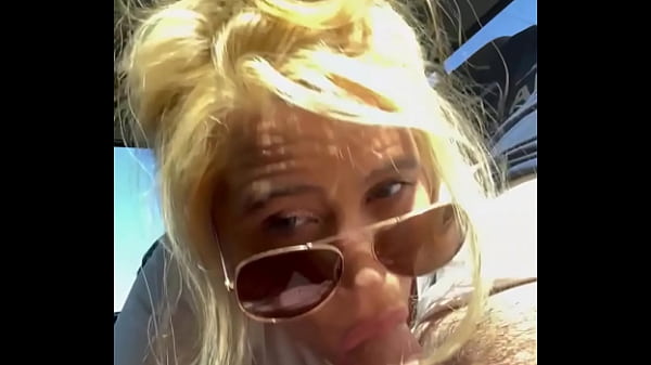 Streetwalker mit Sonnenbrille gibt einen unglaublichen Blowjob und bekommt eine riesige Gesichtsbehandlung