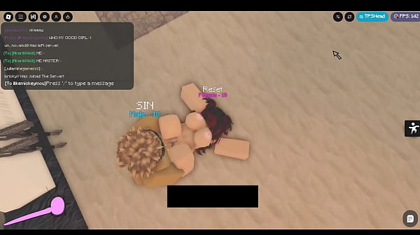 Une bite à la peau claire martèle mes trous