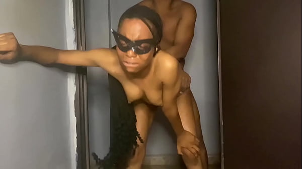 Erstaunlich attraktive Teenie neckt