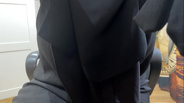 l'adolescente in calze ha un orgasmo pulsante