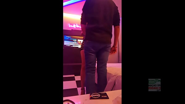 Karlita Hotwife se fuma un gallo, sienta a su marido en una silla, se pone liguero negro y me coge frente a el 1