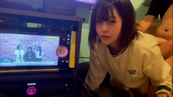 フェラだけなら浮気じゃないよね&hellip_。彼氏がいるのに男友達とカラオケで浮気する女子○生。おちんちんのイカ臭い匂い好き&hellip_