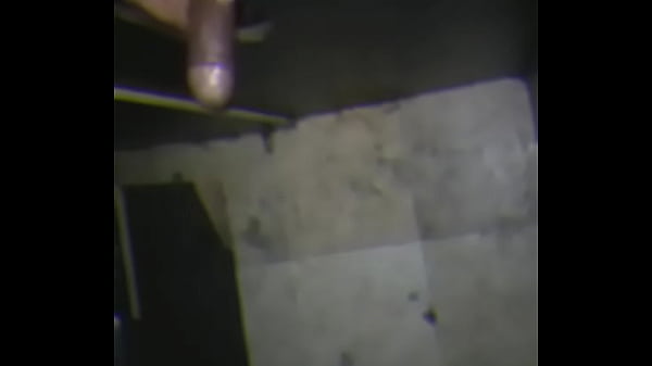 Hure, die Party feiert, landet zu viert, weil sie sich als Single schämt