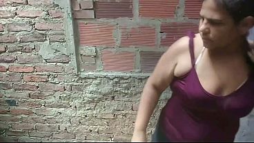 Vecina me ayuda a reparar la cañería y terminó dándome una buena cogida