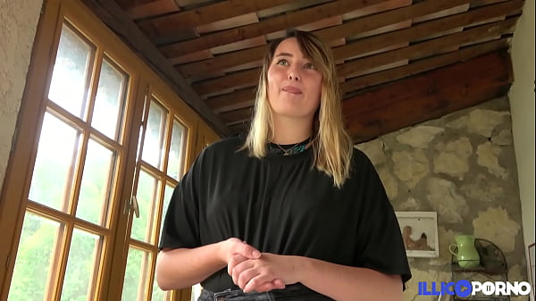 Davina, belle coquine, adore la sodomie sous la pluie