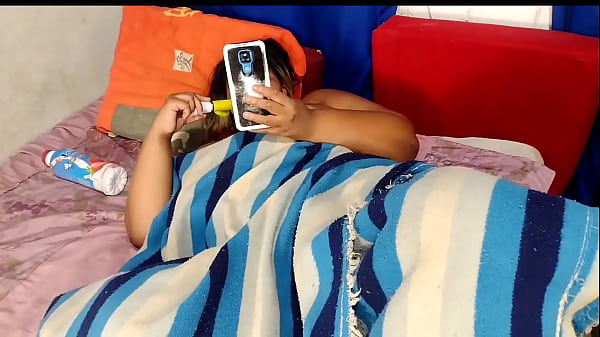 मेरी सौतेली माँ अपने सौतेले बेटे से छुपकर सिरिरिका खेलते हुए पकड़ती है, फिर वह अपनी सौतेली माँ को पकड़ता है और उसकी बड़ी बिल्ली को चोदता है और वह उसमें समा जाती है | जू शरारती पत्नी सौतेले बेटे के साथ चुदाई करती है जब